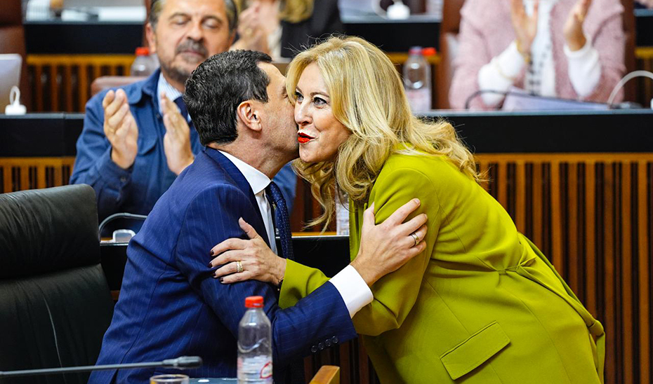 
			      Carolina España saluda al presidente de la Junta, Juanma Moreno, tras superar el proyecto de Ley de presupuestos para 2026 el debate de totalidad.			    
			  