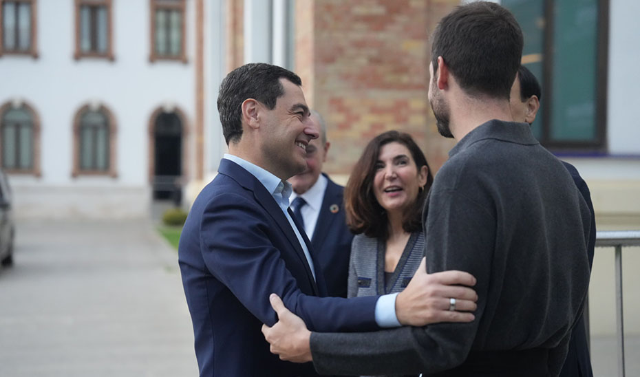 Moreno destaca el espíritu de transformación de Andalucía: "No solo competimos, también ganamos" Juanma Moreno saluda a algunos de los asistentes a su llegada al acto.