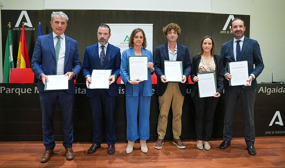 La Junta impulsa el primer proyecto de carbono azul en España para capturar CO₂ en la Bahía de Cádiz Presentación del Proyecto de carbono azul en el Parque Natural Bahía de Cádiz.