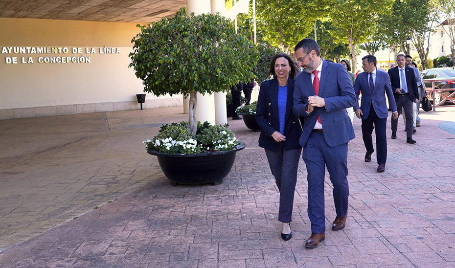 Adjudicada por 1,7 millones la mejora del acceso a La Línea por la carretera del Zabal La consejera de Fomento, Rocío Díaz, junto al alcalde de la Línea de la Concepción, Juan Franco.