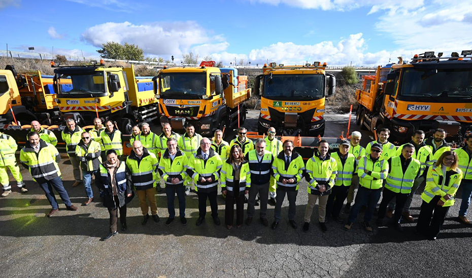 
			      La consejera de Fomento, Rocío Díaz, en la foto de familia de la presentación del Plan de Vialidad Invernal en el centro de conservación de Santa...
			  