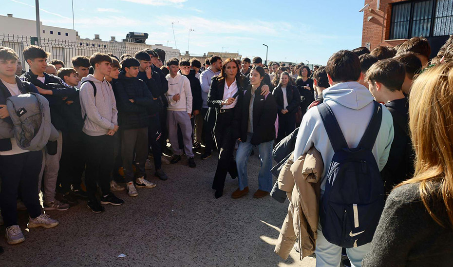 
			      Loles López participa en un acto con el alumnado del IES Los Alcores de la localidad sevillana de Mairena del Alcor.			    
			  