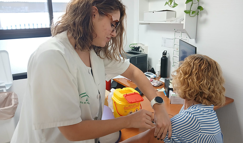 
			      Una enfermera administra la vacuna contra la gripe a una menor.			    
			  