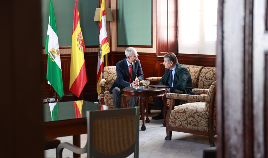 
			      El consejero de Sanidad, Antonio Sanz, durante su reunión con el alcalde de Utrera, Francisco Jiménez.			    
			  