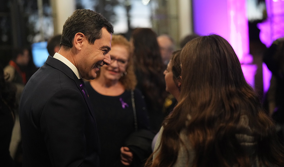 Moreno conversa con algunas de las asistentes en San Telmo al acto por el Día para la Eliminación de la Violencia contra la Mujer.