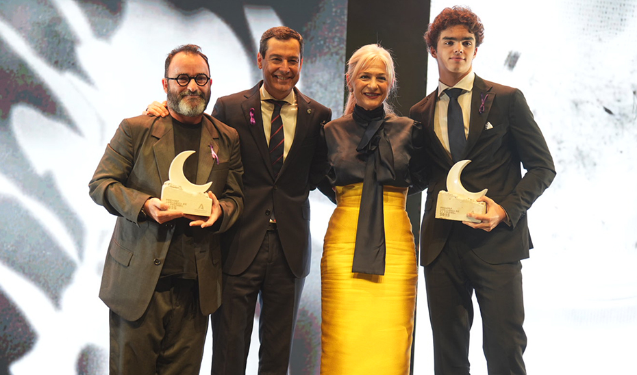 Moreno destaca el potencial creador de Andalucía y la capacidad de la Cultura para unir a la sociedad Moreno y Del Pozo posan junto a Javier Calleja y Orson Salazar, hijo de Paz Vega, que recogió el premio concedido a su madre.