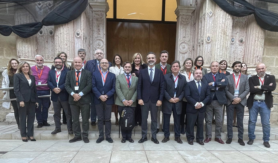 
			      El consejero de Agricultura, Ramón Fernández-Pacheco, posa junto a representantes del sector tras la aprobación de la Ley de Producción Ecológica.			    
			  