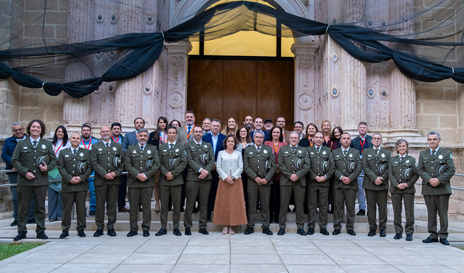 
			      La consejera de Sostenibilidad, Catalina García, acompañada por agentes medioambientales tras la aprobación de la norma.			    
			  