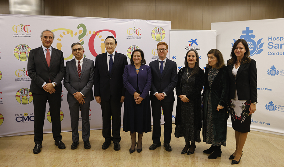 
			      El consejero José Carlos Gómez Villamandos posa junto a otras personalidades durante la XXIII edición del Premio Nacional de Investigación que ot...
			  