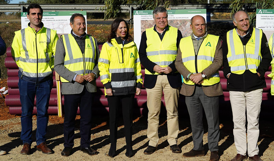 
			      La consejera de Fomento, Rocío Díaz, durante su visita a las obras de construcción de la pasarela que permitirá la conexión a pie y en bicicleta ...
			  