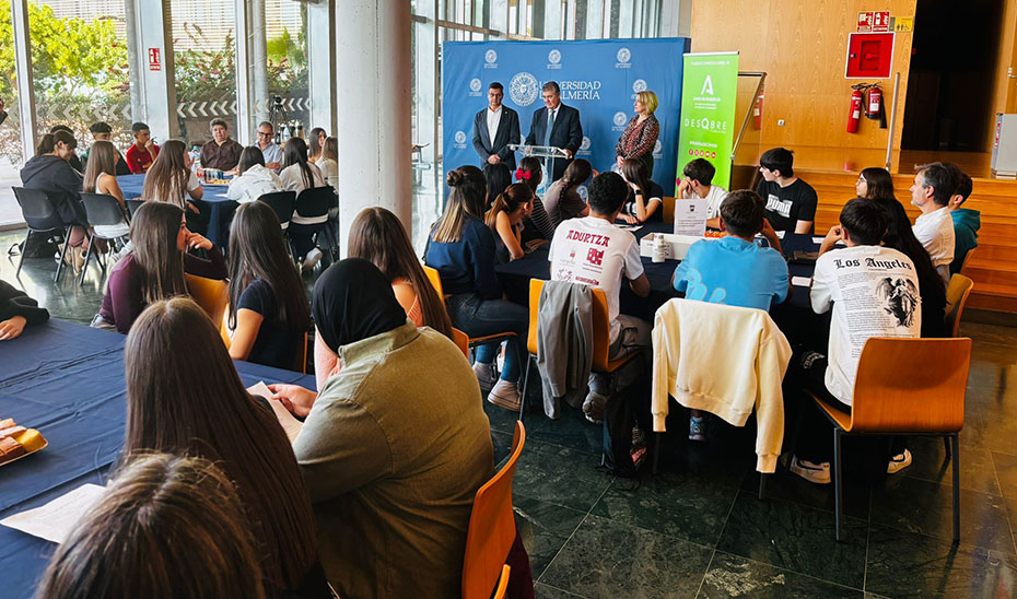 El secretario general de Investigación e Innovación de la Consejería de Universidad, Investigación e Innovación, Antonio Posadas, ha inaugurado la cita con cuatro Cafés con Ciencia celebrados en el Paraninfo de la Universidad de Almería.