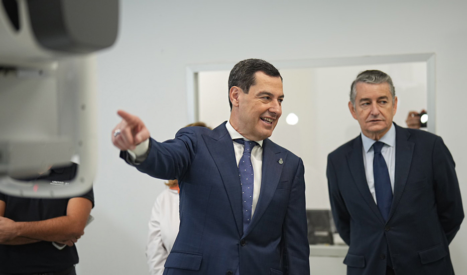 El presidente de la Junta, Juanma Moreno, junto al consejero de Sanidad, Presidencia y Emergencias, Antonio Sanz, en un momento de la visita.