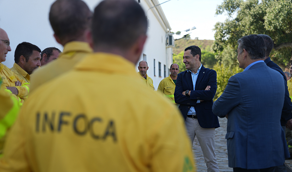Un momento de la visita del presidente de la Junta de Andalucía, Juanma Moreno, al Cedefo de Madroñalejo, en el municipio sevillano de Aznalcóllar.