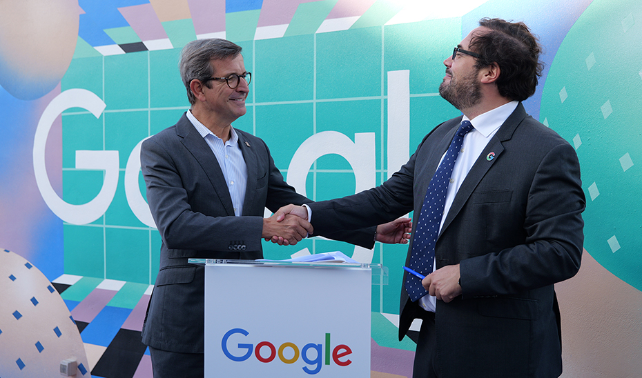 La Junta y Google sellan un acuerdo estratégico para impulsar la digitalización de la comunidad El consejero de Industria, Energía y Minas, Jorge Paradela, y el director de Políticas Públicas y Relaciones Institucionales de Google Iberia, Miguel Escassi, tras la firma del protocolo entre la ADA y Google en Málaga.