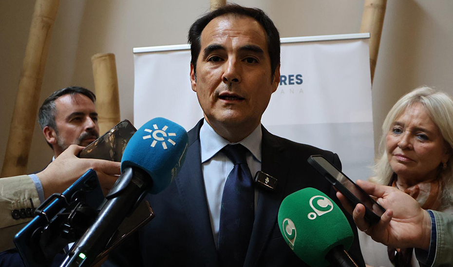 
			      Nieto atiende a los medios de comunicación durante la inauguración de las XIII Jornadas Nacionales de Juntas de Gobierno del Consejo General de P...
			  