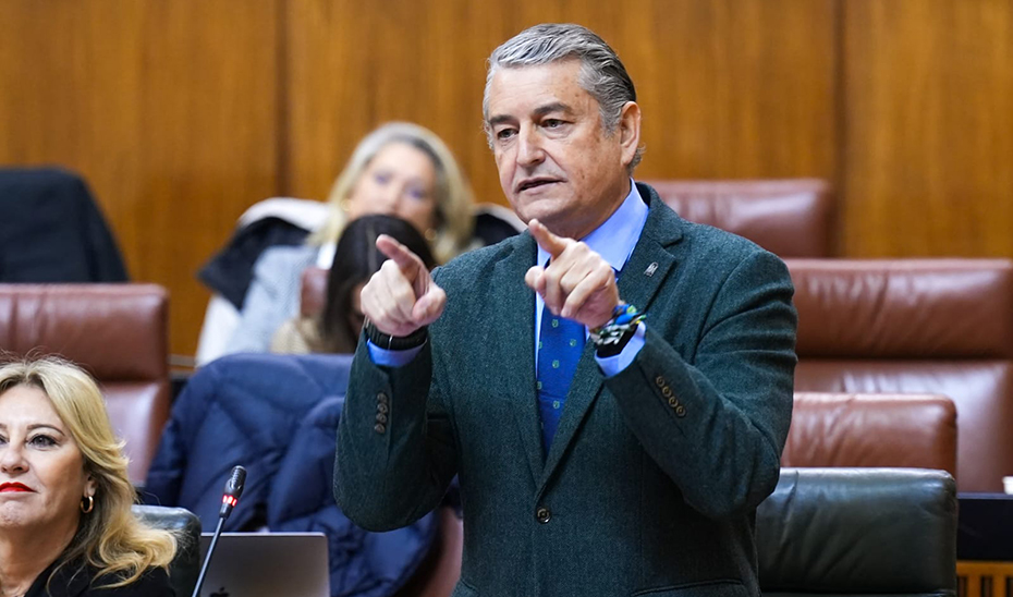 
			      El consejero de Presidencia, Sanidad y Emergencias, Antonio Sanz, responde a una pregunta parlamentaria.			    
			  