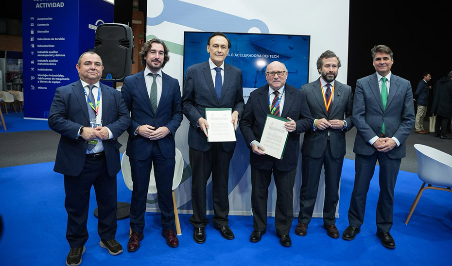 
			      Foto de familia de la firma del protocolo celebrada en el marco del Congreso Internacional New Industry in Southern Europe (NISE).			    
			  