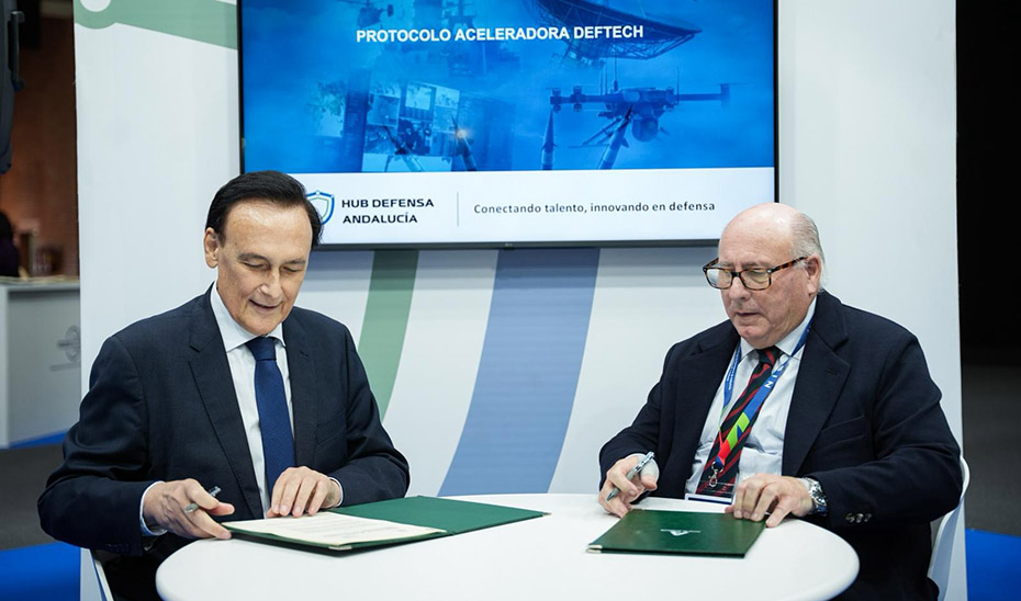 El consejero de Universidad, José Carlos Gómez Villamandos, y el presidente de Fedeme, Francisco Javier Moreno, durante la firma del Convenio.