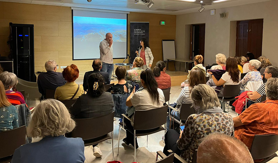 
			      Uno de los talleres destinados a acompañar emocionalmente a personas que atraviesan un proceso de duelo.			    
			  