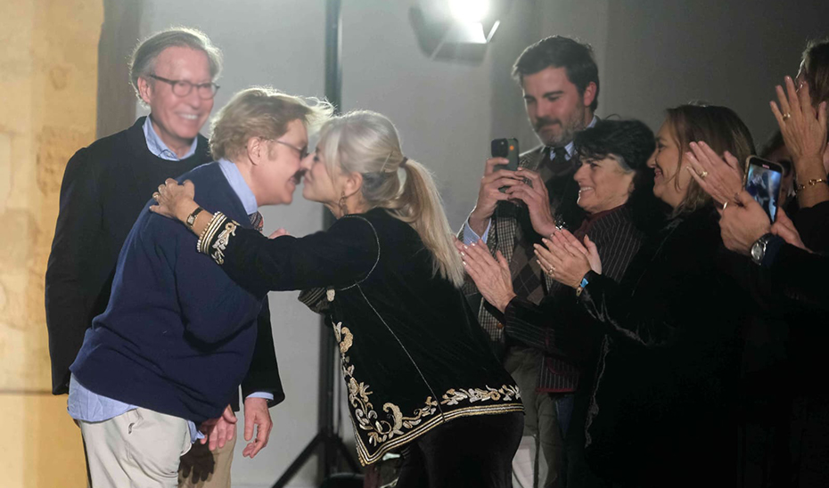 
			      Patricia del Pozo saluda a los diseñadores al término del desfile.			    
			  