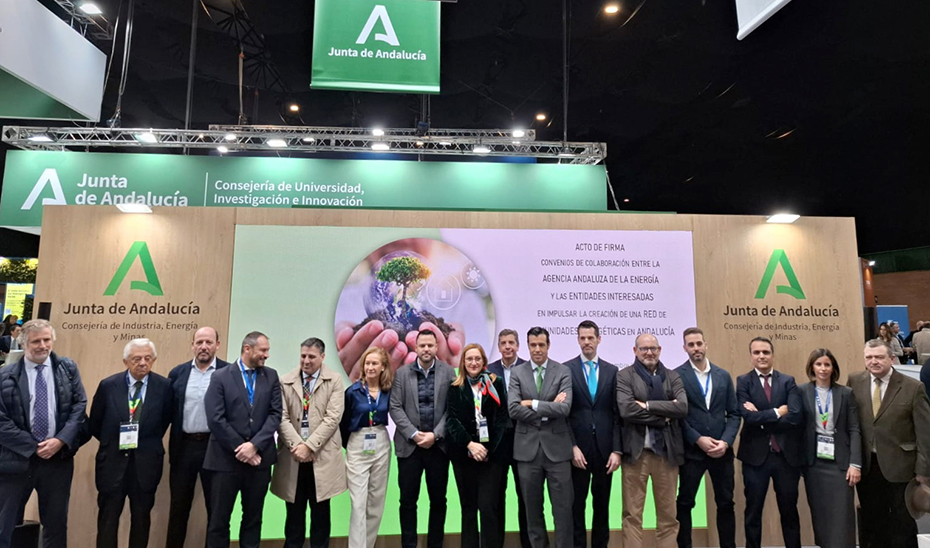
			      Foto de familia tras la firma de los convenios de colaboración entre la Junta y 14 entidades para el fomento del autoconsumo colectivo en el ámbi...
			  