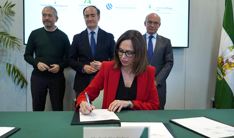 La consejera de Fomento, Rocio Díaz, durante la firma del acuerdo con el presidente y consejero delegado de la Sociedad Puerto Seco de Antequera, Patrice Lafargue, y los los presidentes de la autoridades portuarias de Bahía de Algeciras, Gerardo Landaluce, y Málaga, Carlos Rubio.