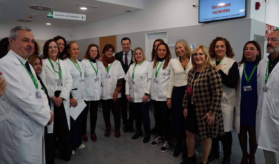 Juanma Moreno, en el Centro de Salud Lo Pacos de Fuengirola, junto a un grupo de sus profesionales sanitarios.