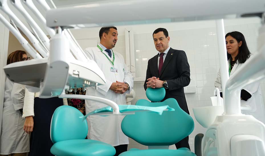 Juanma Moreno visita las instalaciones del nuevo Centro de Salud Los Pacos de Fuengirola.