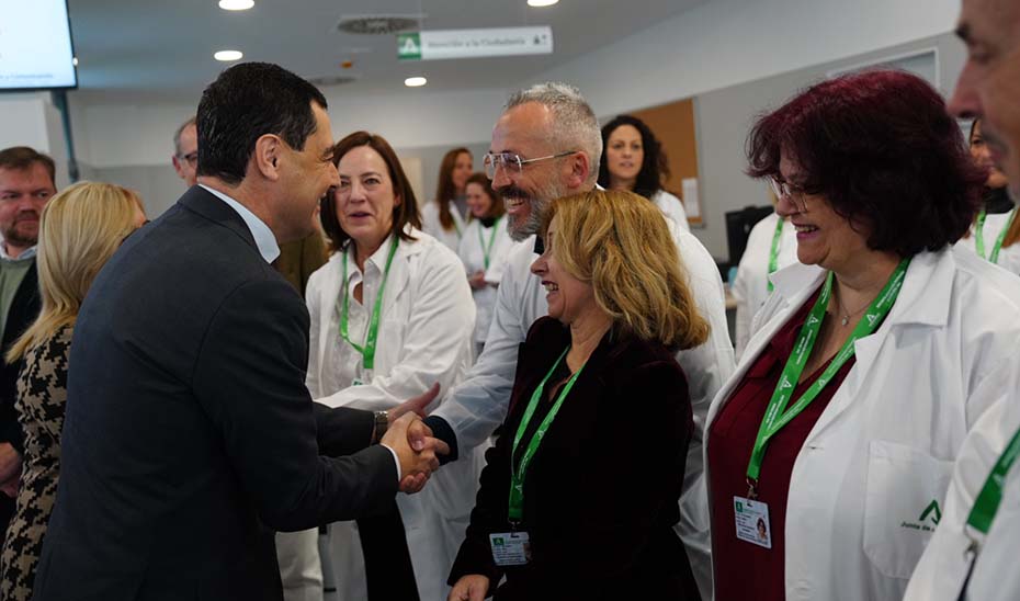 Juanma Moreno saluda a profesionales del nuevo centro sanitario de Fuengirola.
