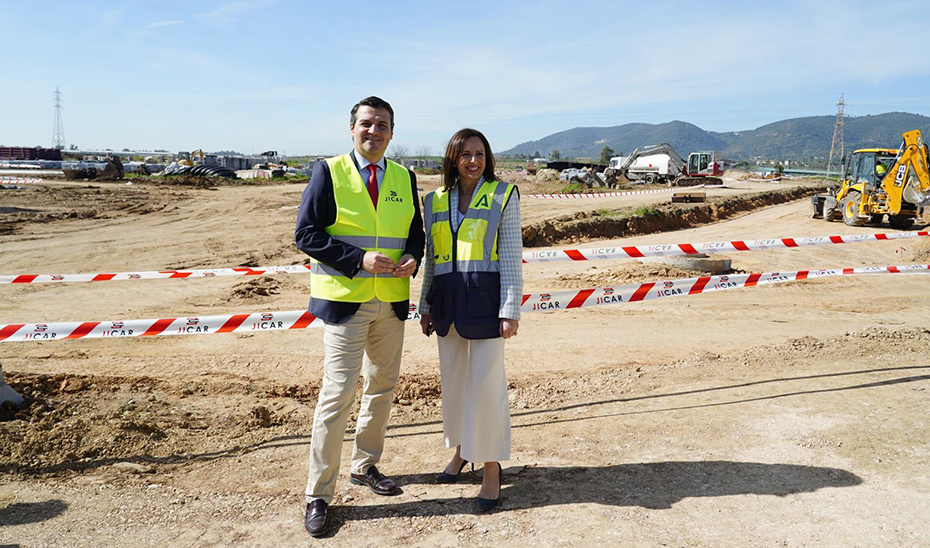 La consejera de Fomento, Rocío Díaz y el alcalde de Córdoba, José María Bellido, durante la visita a las obras.