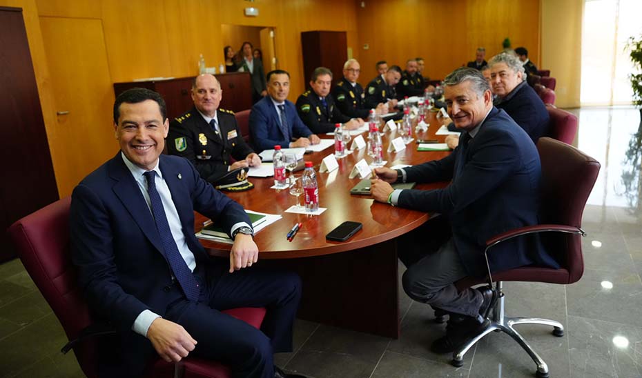 Juanma Moreno presidió la reunión de la junta regional de la Unidad de Policía Adscrita.