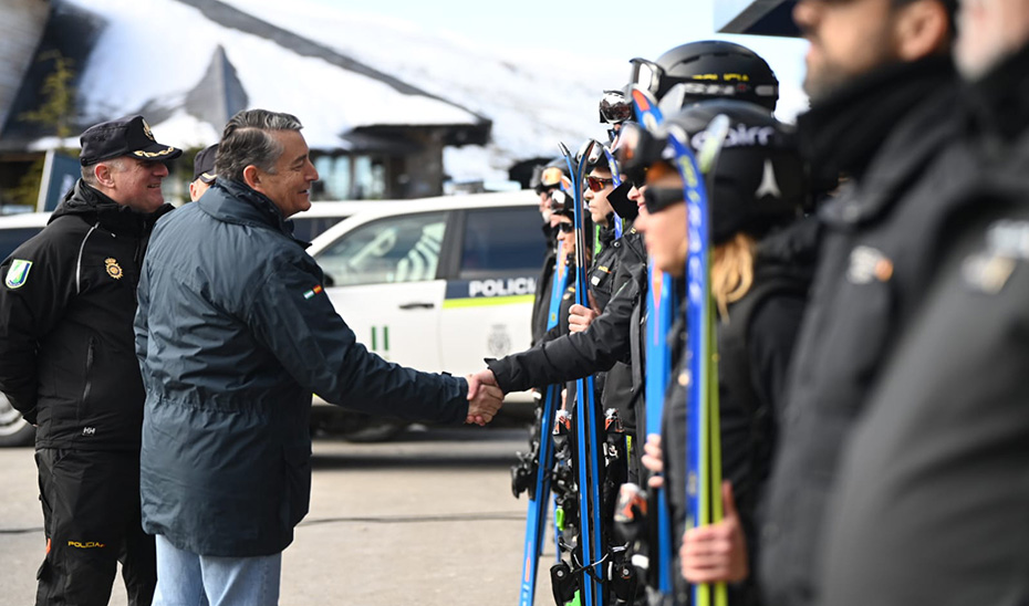 El consejero de la Presidencia, Interior, Diálogo Social y Simplificación Administrativa, Antonio Sanz, ha supervisado en Sierra Nevada el dispositivo del Grupo de Esquí del Cuerpo Nacional de Policía Adscrita.