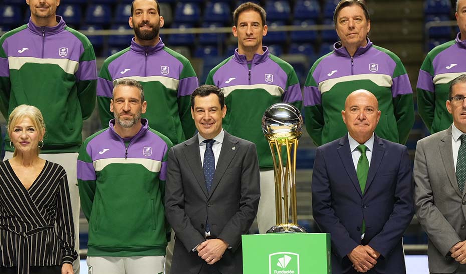 Juanma Moreno, posa con el trofeo de la Copa del Rey de Baloncesto, junto al presidente de Unicaja Baloncestio, Antonio López Nieto, y el entrenador del equipo, Ibon Navarro.