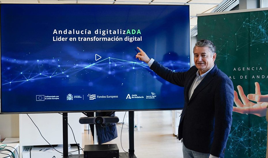 El consejero de la Presidencia ha presentado en Granada dos nuevas aplicaciones informáticas de la Junta de Andalucía.