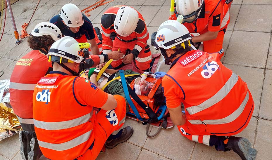 
			      Trabajadores de Emergencias 061 del SAS atienden a un paciente.			    
			  