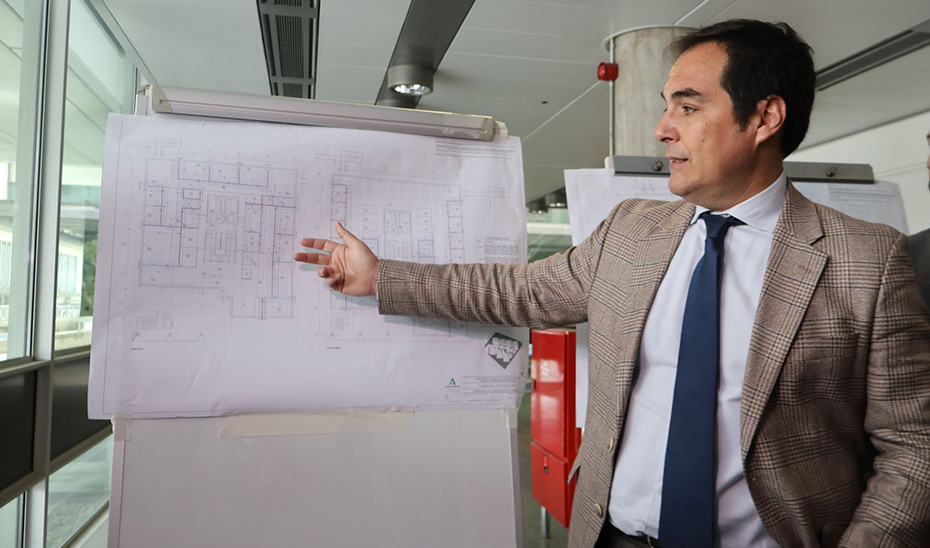 
			      José Antonio Nieto durante su visita a las obras  del edificio B de la Ciudad de la Justicia de Sevilla.			    
			  