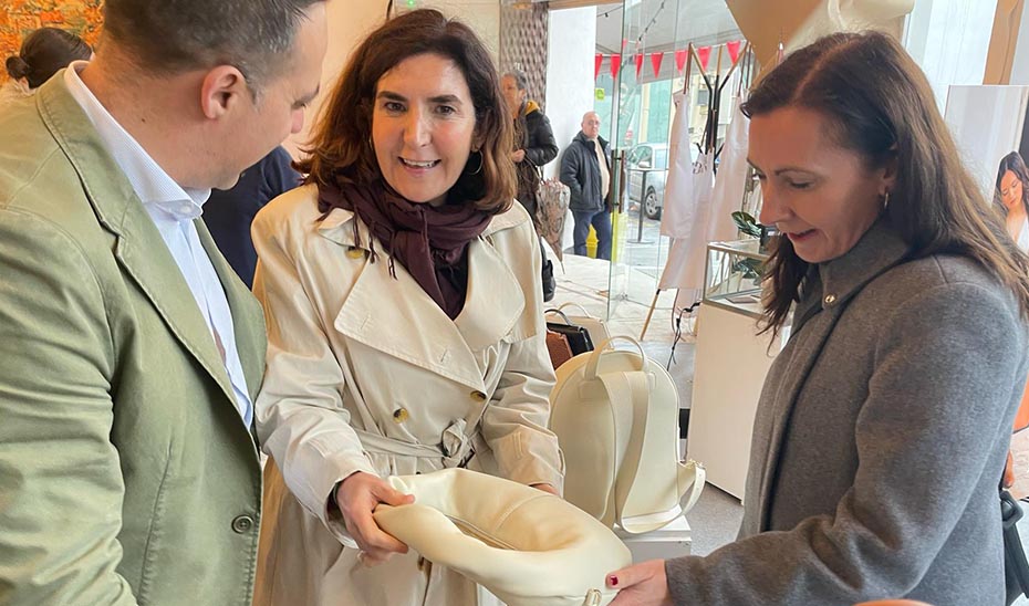 
			      Un momento de la visita de la consejera Rocío Blanco a la Feria \u0027Bajo la piel\u0027 de Ubrique.			    
			  
