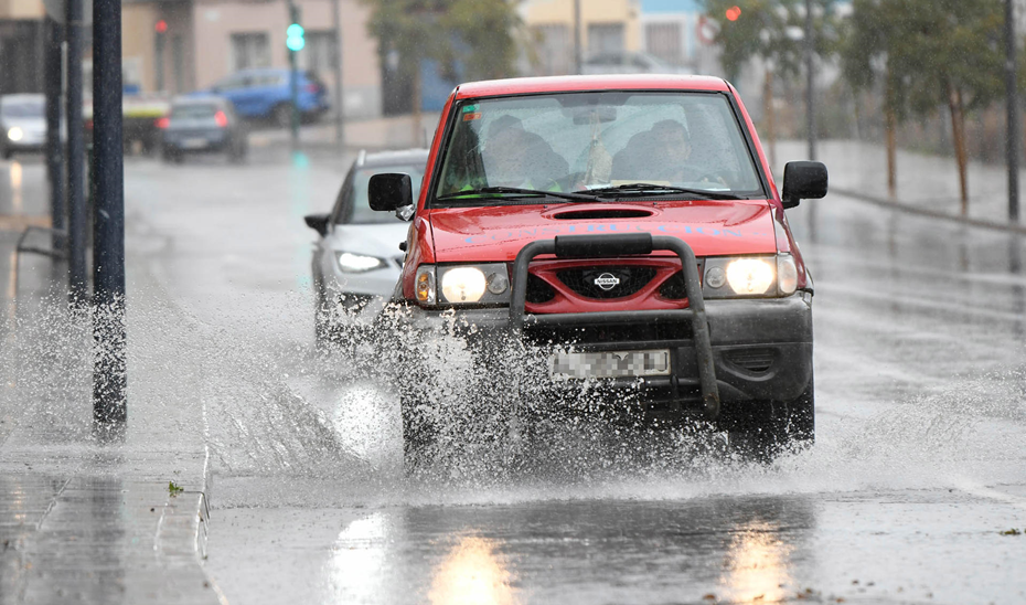 Un coche circula mientras llueve en Almería. (EFE/Carlos Barba)