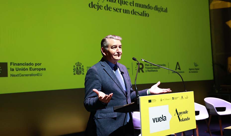 El consejero de la Presidencia, Interior, Diálogo Social y Simplificación Administrativa, Antonio Sanz, durante la presentación en Córdoba del programa formativo Aprende Volando.