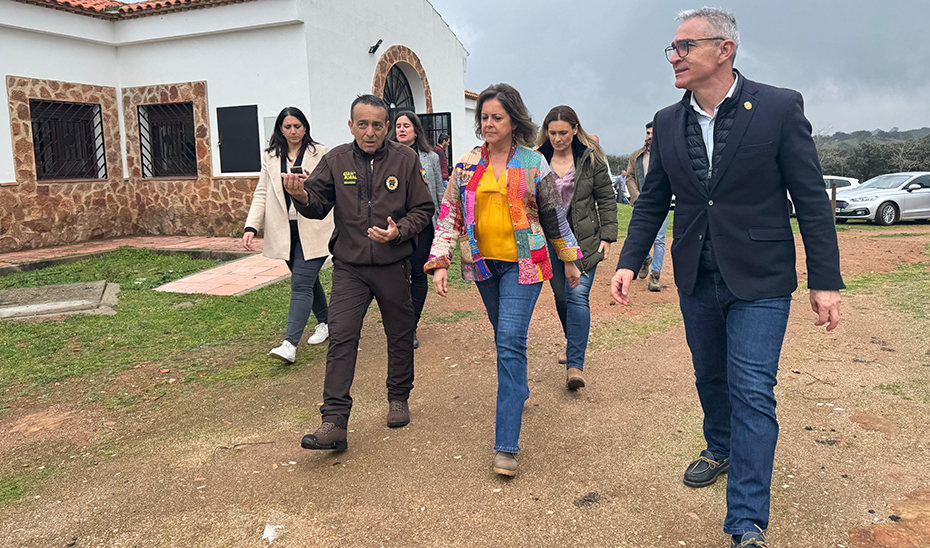 Catalina García ha inaugurado el nuevo Aula de la Naturaleza en el área recreativa de Burguillos, en Bailén (Jaén).
