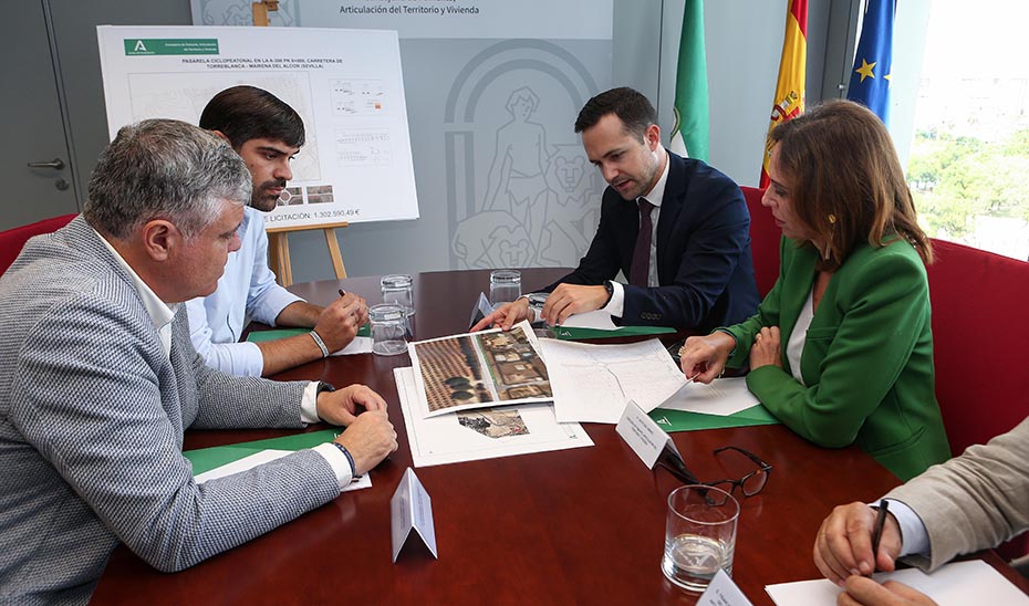 La consejera de Fomento, Rocío Díaz, junto a otros responsables y técnicos en una reunión para abordar la construcción de la pasarela peatonal en Mairena del Alcor.