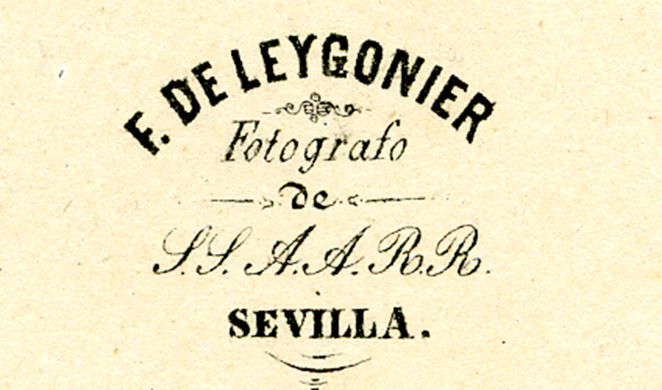 Dorso impreso de la carte de visite de Leygonier en el que figura su acreditación como fotógrafo de los duques de Montpensier, ca. 1857. Colección Fernández Rivero.