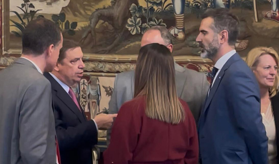 El consejero de Agricultura, Fernández-Pacheco, y el ministro del ramo, Luis Planas, durante la Conferencia Sectorial de Agricultura.