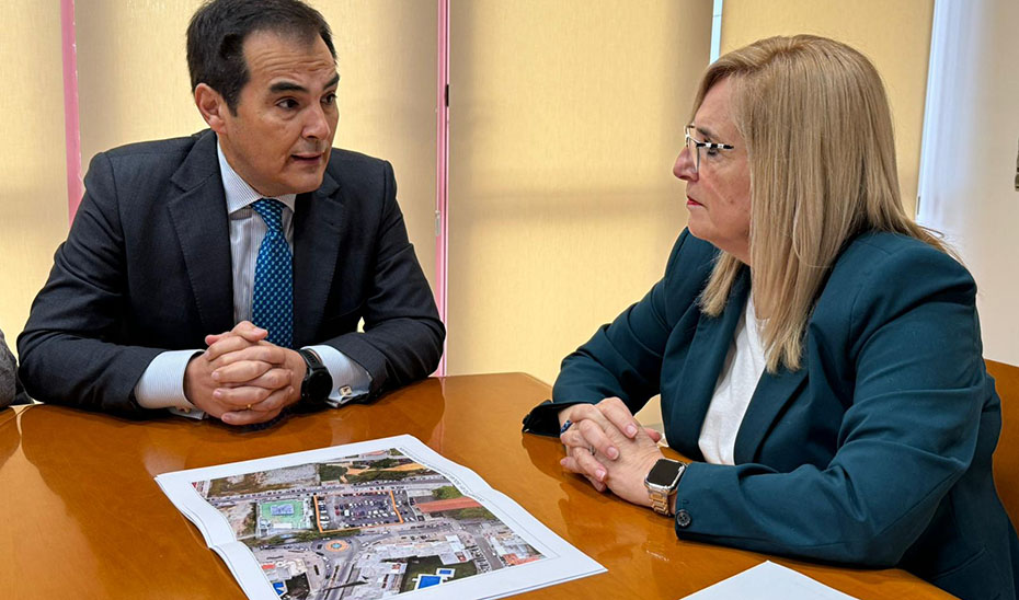 José Antonio Nieto y Ana Mula, alcaldesa de Fuengirola, durante la firma del convenio de la sede judicial del municipio (Foto Archivo).