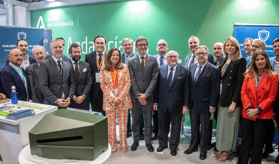 Foto de familia en la presentación del Hub de Defensa en Feindef.