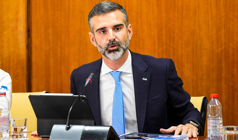 El consejero, durante la comisión parlamentaria de Agricultura, Pesca, Agua y Desarrollo Rural.
