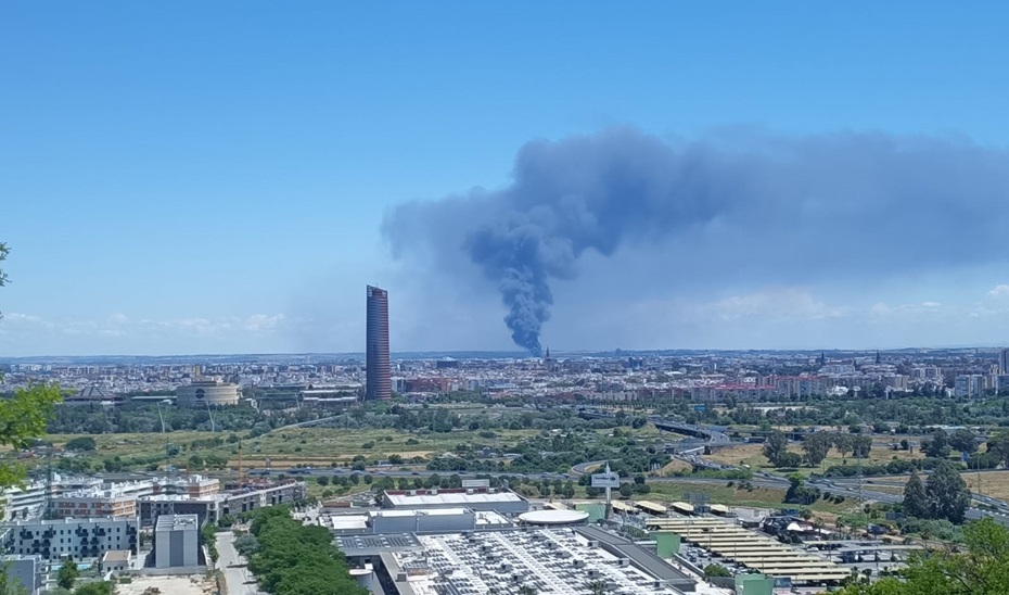 Incendio en nave de productos químicos en Alcalá de Guadaíra (Sevilla).