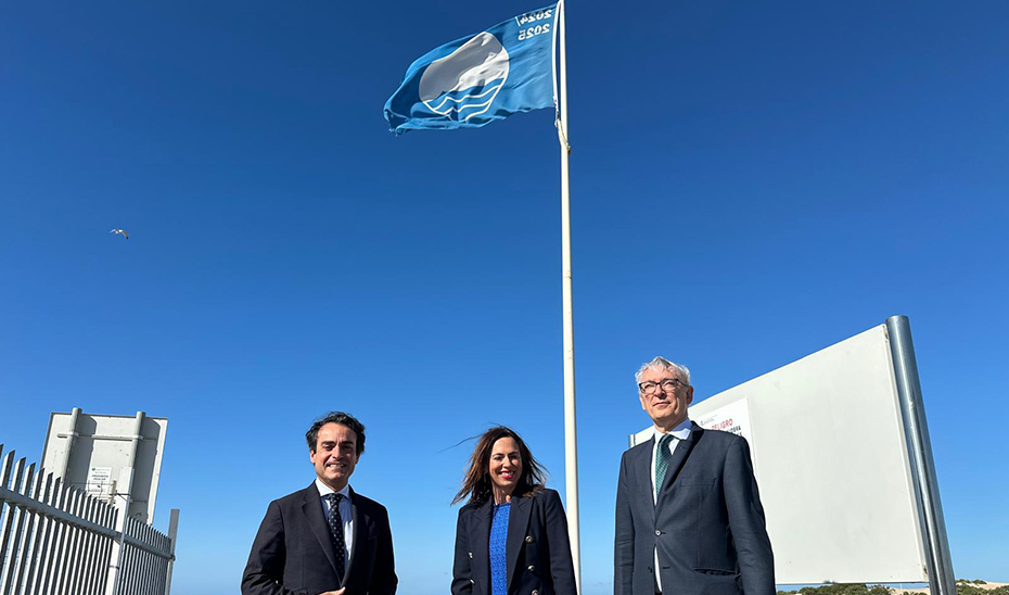 La consejera de Fomento, Articulación del Territorio y Vivienda, Rocío Díaz, junto al viceconsejero de Fomento, Mario Muñoz-Atanet, y el director general de la Agencia Pública de Puertos de Andalucía (APPA), Ignacio Álvarez-Ossorio.