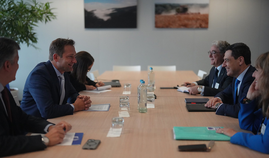 Moreno y Hansen, acompñado de miembros de sus respectivos equipos, en un momento de la reunión.