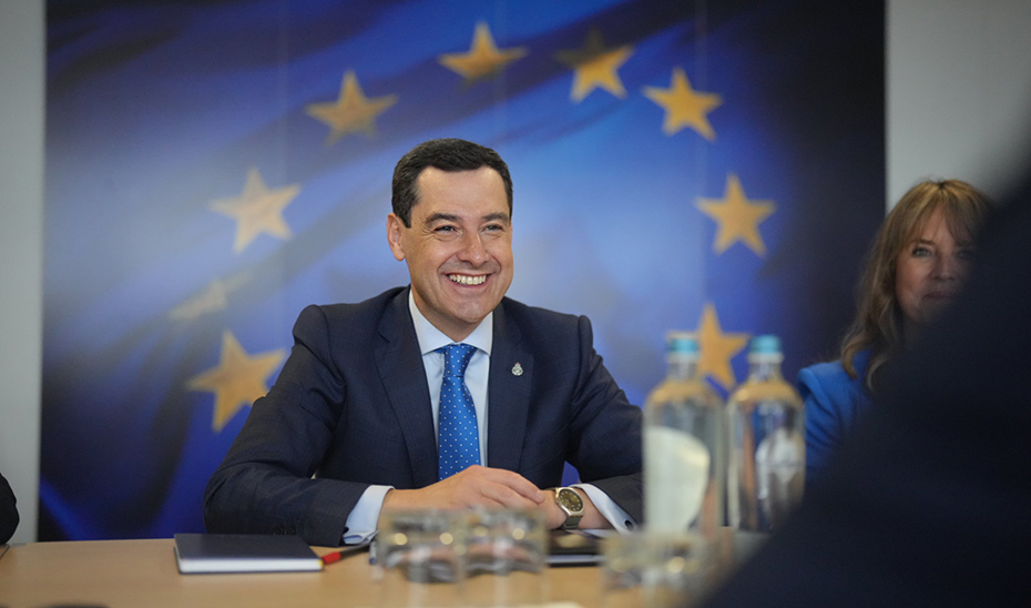 El presidente de la Junta, Juanma Moreno, en el encuentro mantenido en Bruselas con el comisario de Agricultura y Alimentación de la UE, Christophe Hansen.